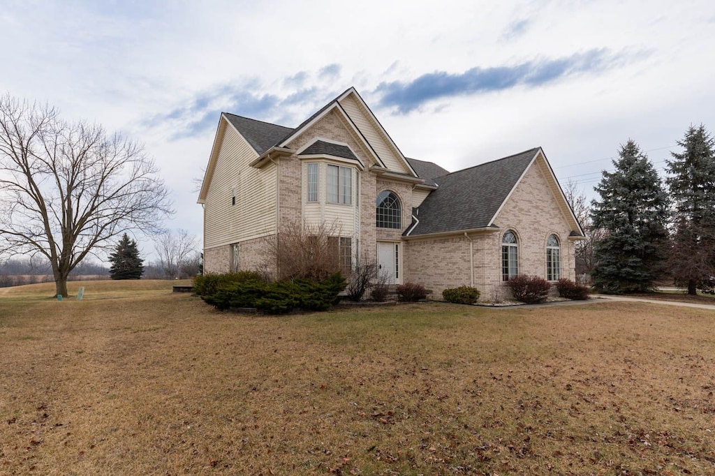 view of front of property featuring a front lawn