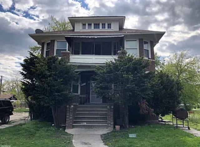 view of front of house with a front yard