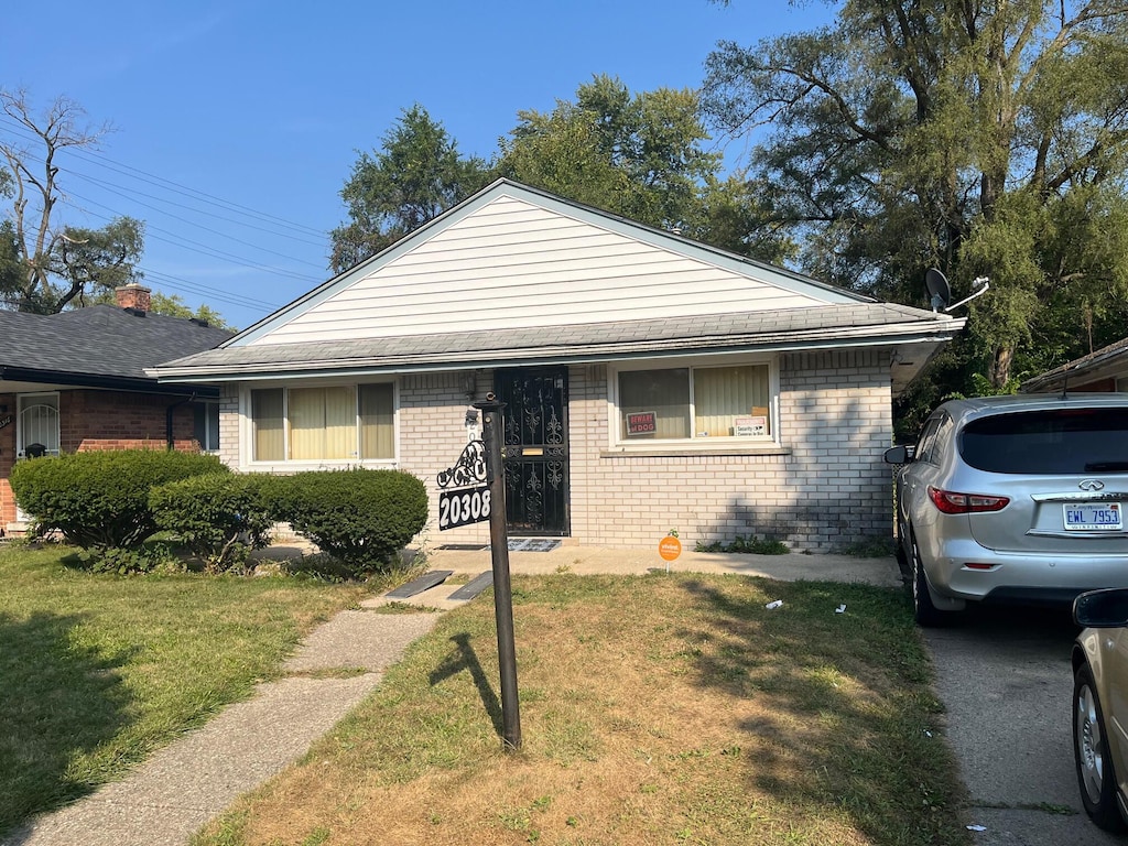 view of front of home with a front lawn