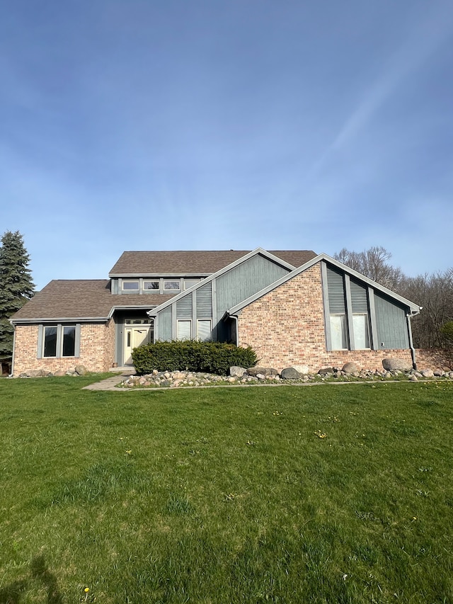 view of front of home featuring a front lawn