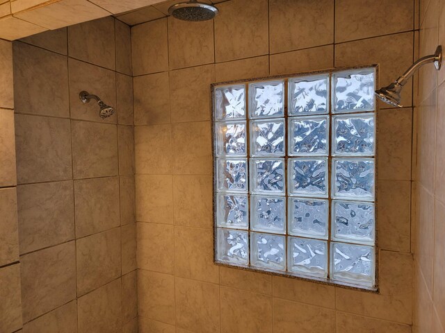 bathroom featuring a tile shower