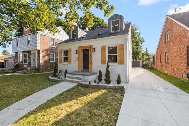 new england style home featuring a front yard