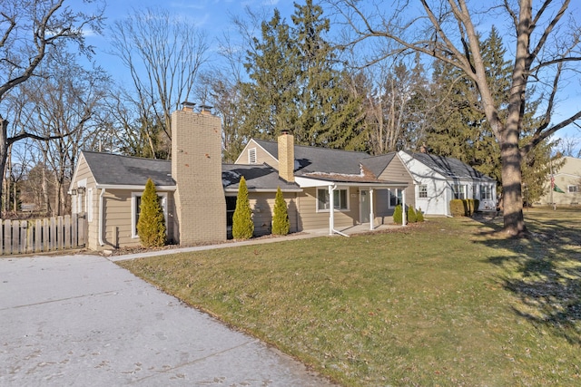 single story home featuring a front lawn