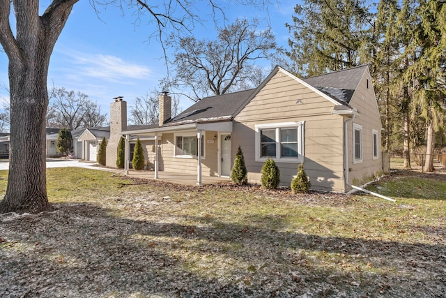 view of front of property featuring a front lawn