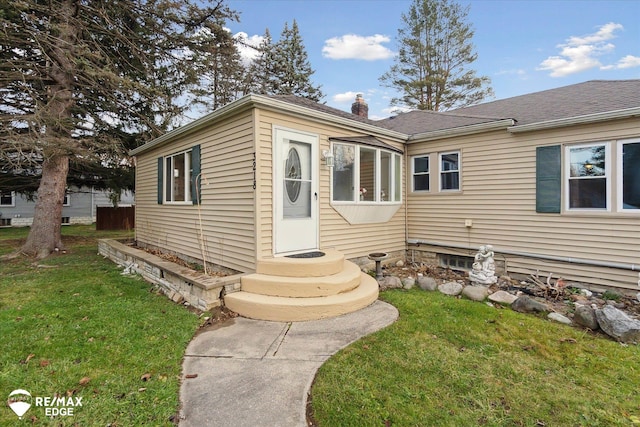 view of front of property featuring a front lawn