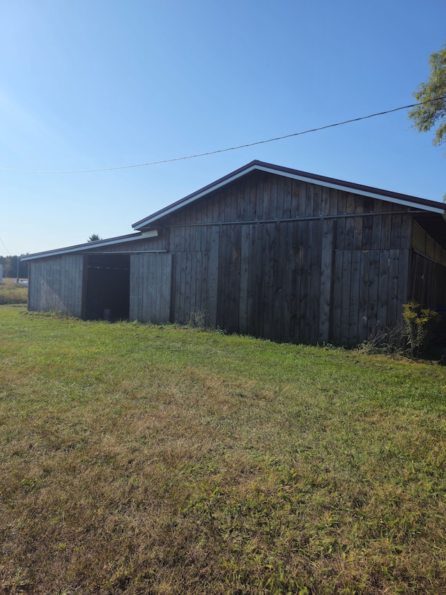 view of yard with an outbuilding