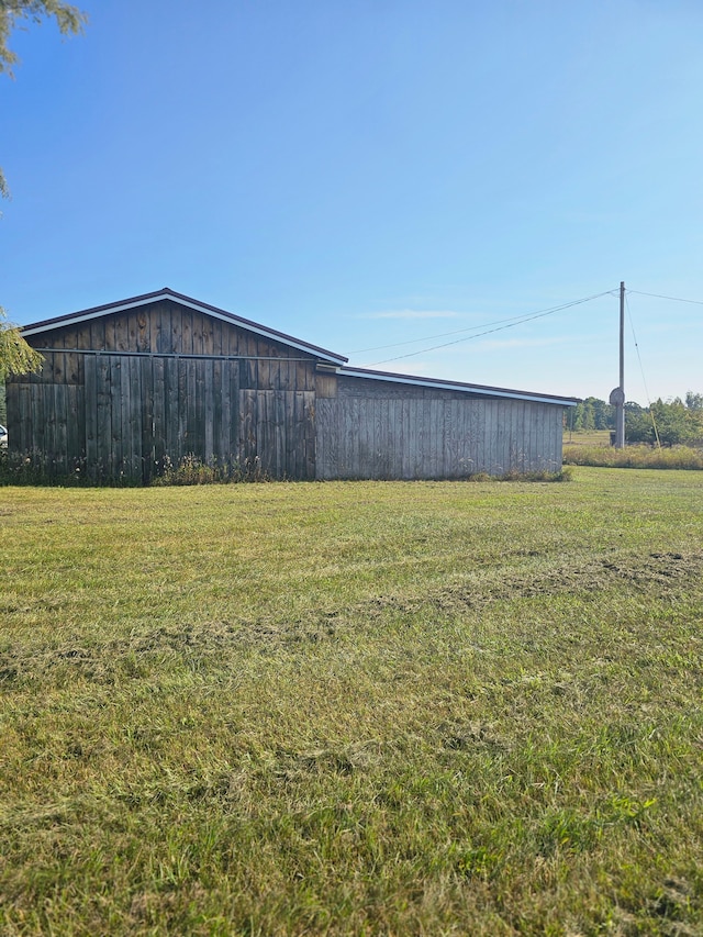 view of yard featuring an outdoor structure