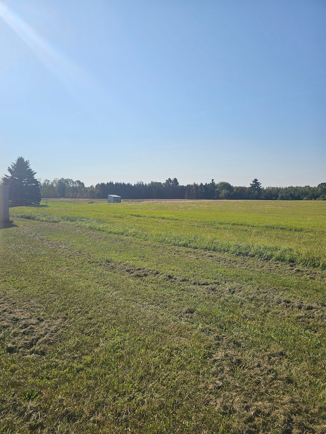 view of yard featuring a rural view