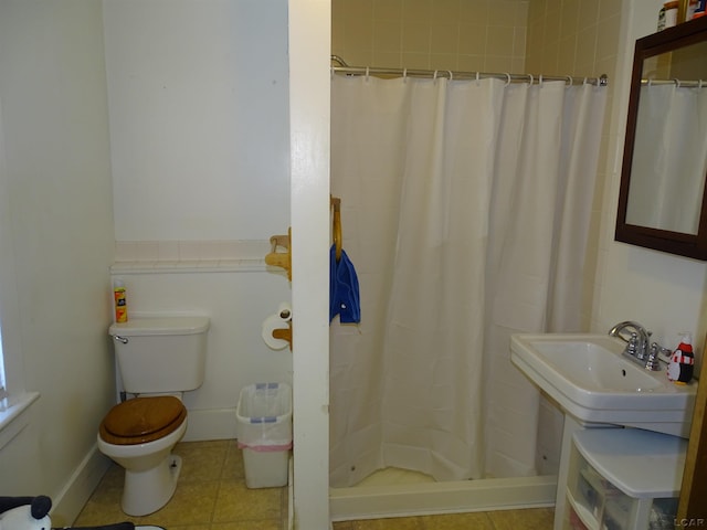 bathroom featuring toilet and curtained shower