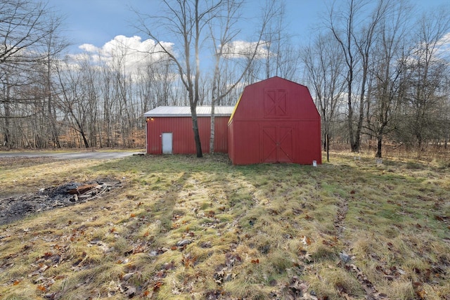 view of yard featuring an outbuilding