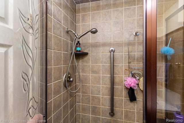 8268 Doncaster Dr, Sterling Heights, MI 48312 - full bathroom featuring a stall shower