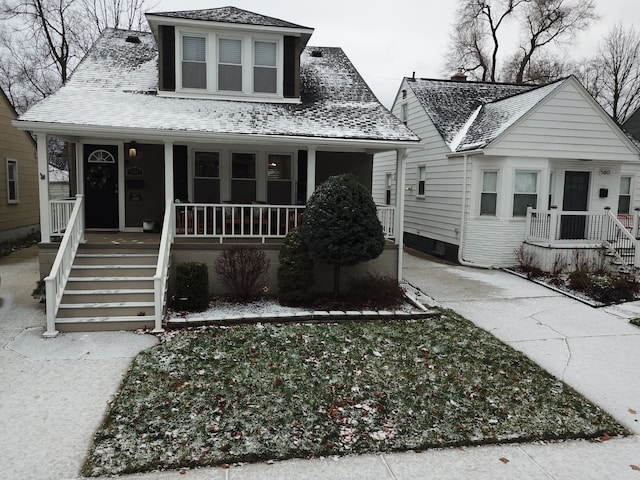 bungalow featuring a front yard