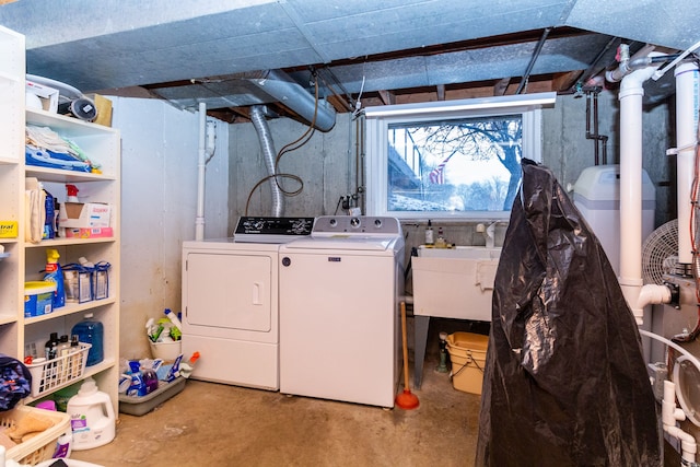 washroom featuring sink and washing machine and clothes dryer