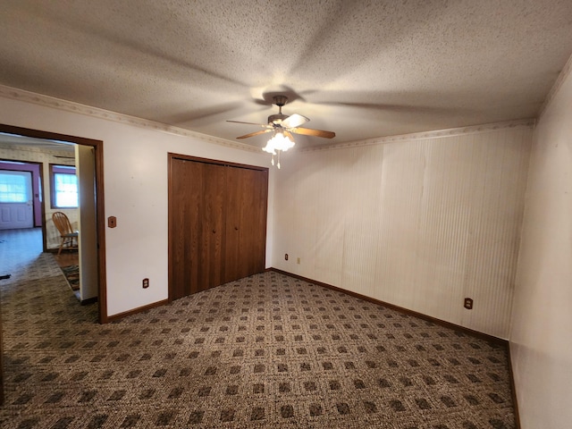 unfurnished bedroom with ceiling fan, a textured ceiling, and a closet