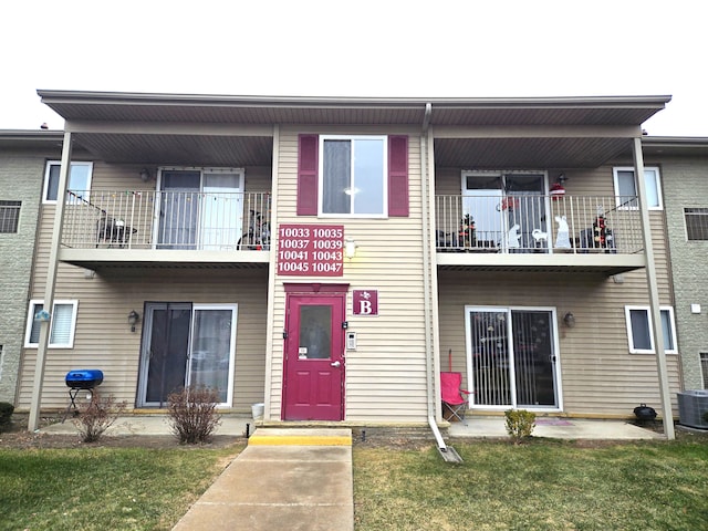 view of property featuring a front lawn