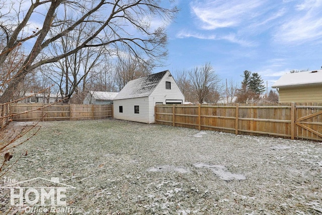 view of yard featuring an outbuilding