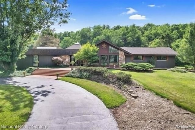 view of front of house featuring a front lawn