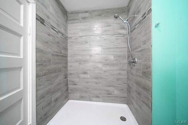 bathroom featuring tiled shower