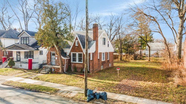 view of front of house featuring a front yard