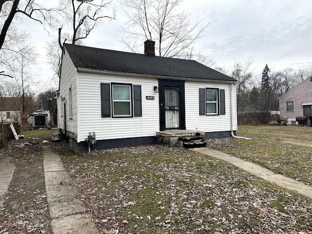 bungalow featuring a front yard