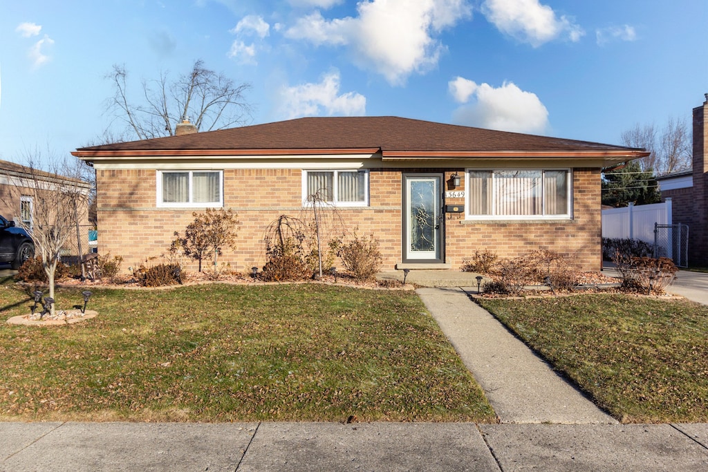 view of front of home featuring a front yard