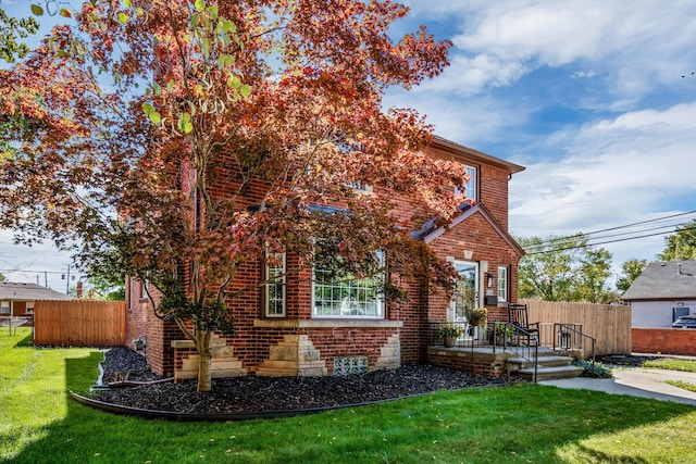 view of front of property featuring a front yard