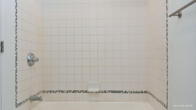 bathroom with washtub / shower combination