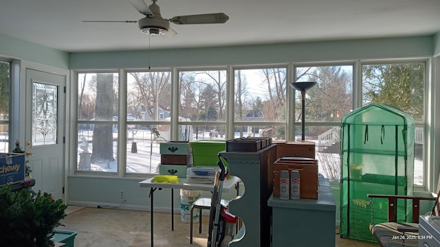 sunroom with ceiling fan