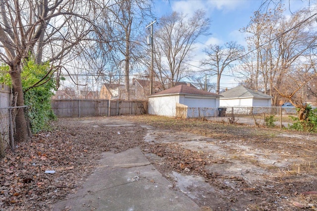 view of yard featuring a garage and an outdoor structure