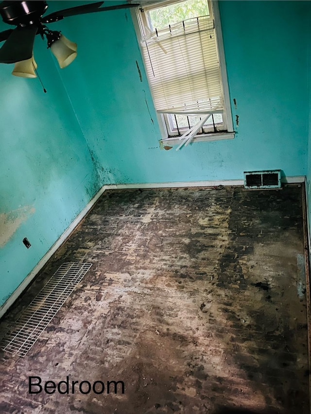 empty room featuring ceiling fan and cooling unit