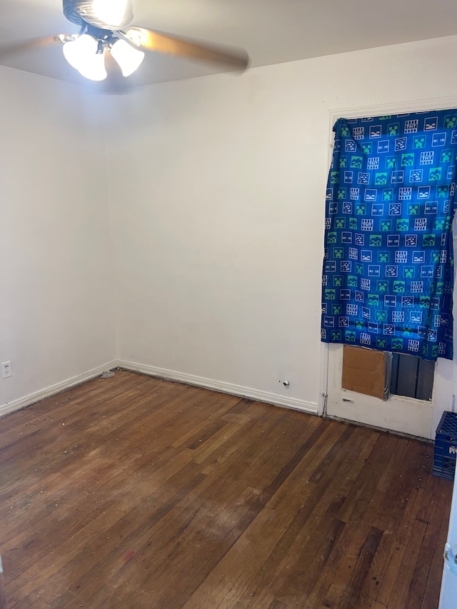 empty room featuring dark hardwood / wood-style floors and ceiling fan