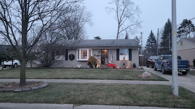 view of front of house featuring a front yard