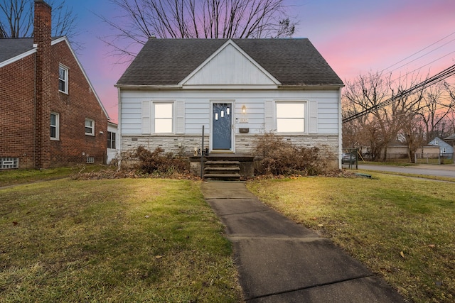 view of front of house featuring a yard