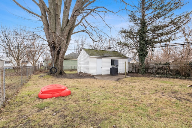 view of yard featuring an outbuilding