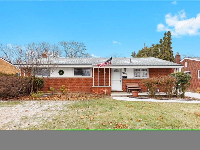 single story home featuring a front lawn