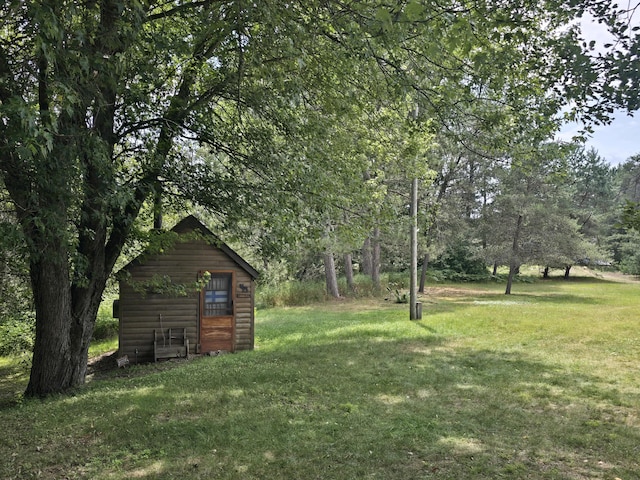 view of yard featuring an outdoor structure