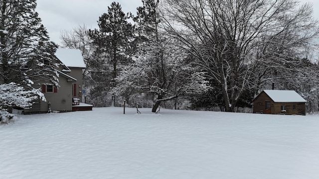 view of yard layered in snow