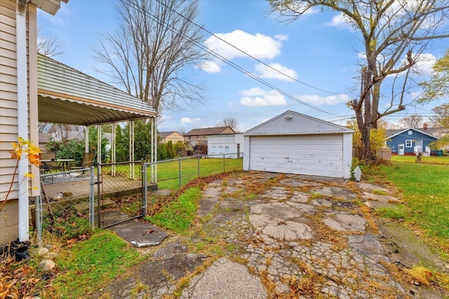 view of yard featuring a garage and an outdoor structure