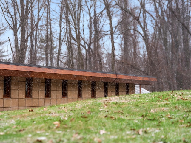 view of outbuilding with a yard