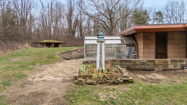 view of yard with an outdoor structure