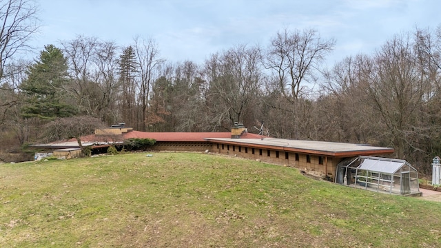 view of yard featuring an outbuilding