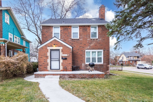 view of front facade featuring a front yard