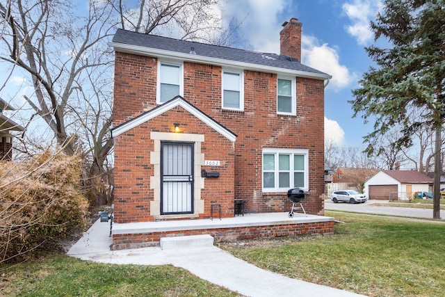 view of front facade featuring a front yard