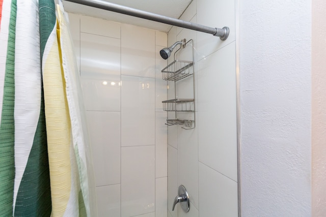 details featuring a shower with curtain