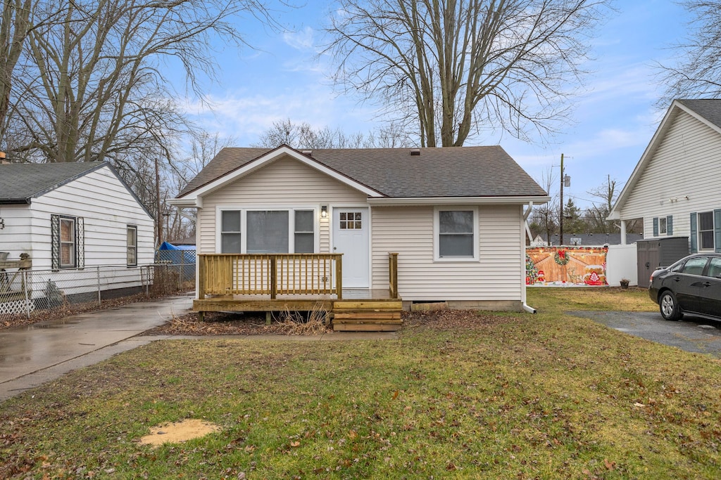 view of front of house featuring a front yard