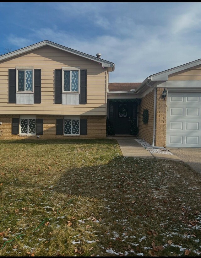 view of front of property featuring a front lawn and a garage