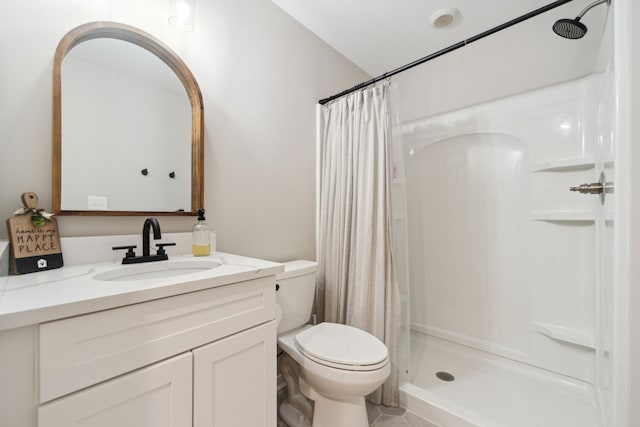 bathroom featuring a shower with shower curtain, vanity, and toilet