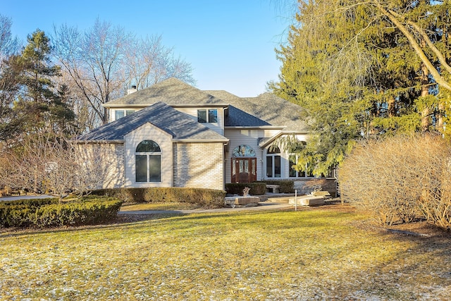 view of front of home featuring a front yard