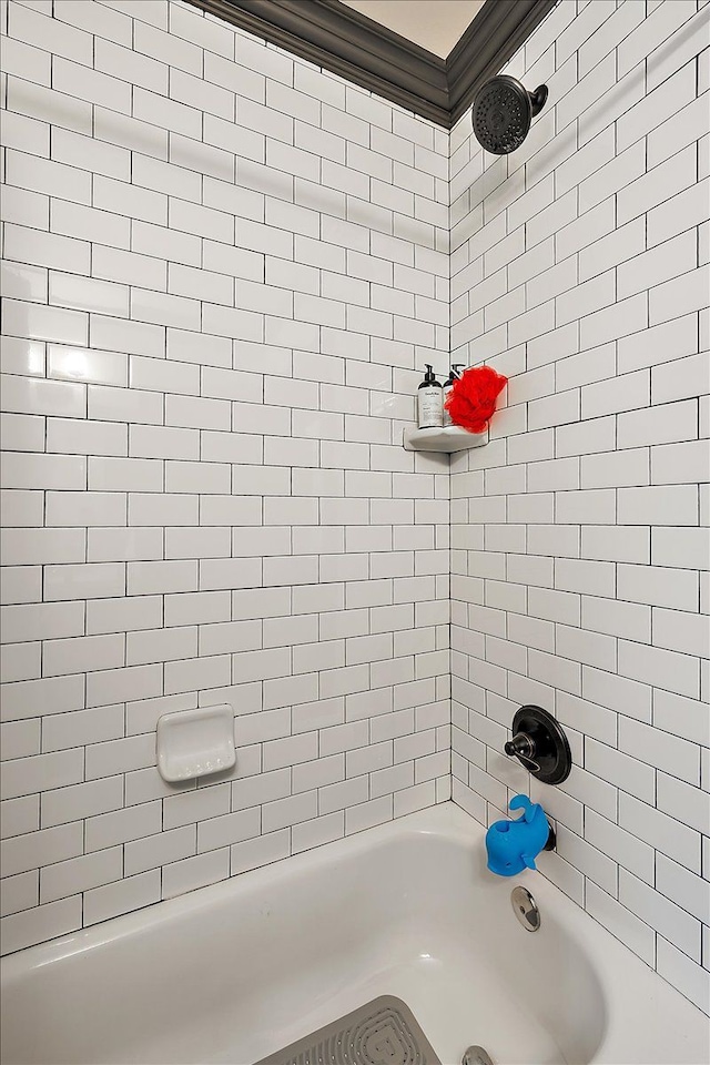 bathroom with tiled shower / bath