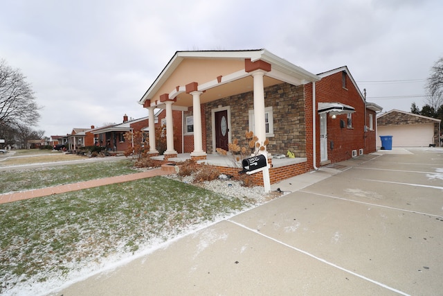 view of front facade featuring a porch and a front lawn